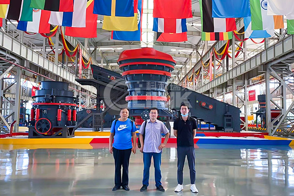 國內(nèi)劉總來廠考察鉀長石超細立磨機|設備細度要求325目