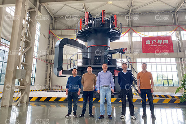 山東客戶加工碳酸鈣考察我司超細(xì)磨粉機(jī)