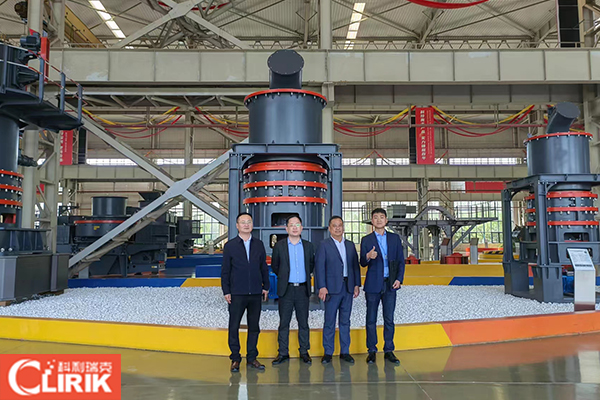 安徽客戶加工石膏考察我司超細(xì)磨粉機(jī)