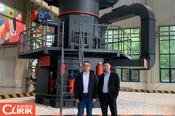 山東客戶參觀我司煤制炭超細立磨設(shè)備