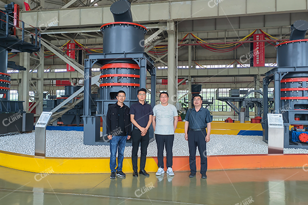 遼寧客戶考察我司碳酸鈣_氧化鈣HGM系列磨粉設(shè)備