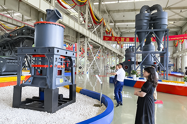 福建王總一行人來(lái)廠(chǎng)考察木炭HGM80-超細(xì)磨粉設(shè)備,細(xì)度要求300目